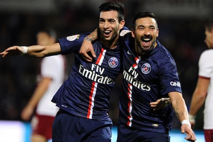 Javier Pastore y Ezequiel Lavezzi festejan un gol de PSG