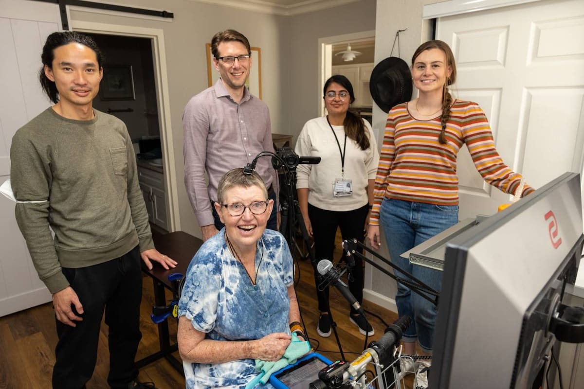 Pat Bennett tiene ELA, y en 2022 le implantaron unos chips en el cerebro que le permiten comunicarse con una computadora