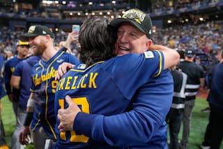 Encantador y gruñón, Pat Murphy guía a Cerveceros a su 1er título de la Serie Mundial