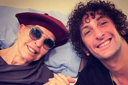 Pata Villanueva posó junto a su hijo Roberto en medio de su rehabilitación tras accidentarse en Uruguay. Foto: Archivo.