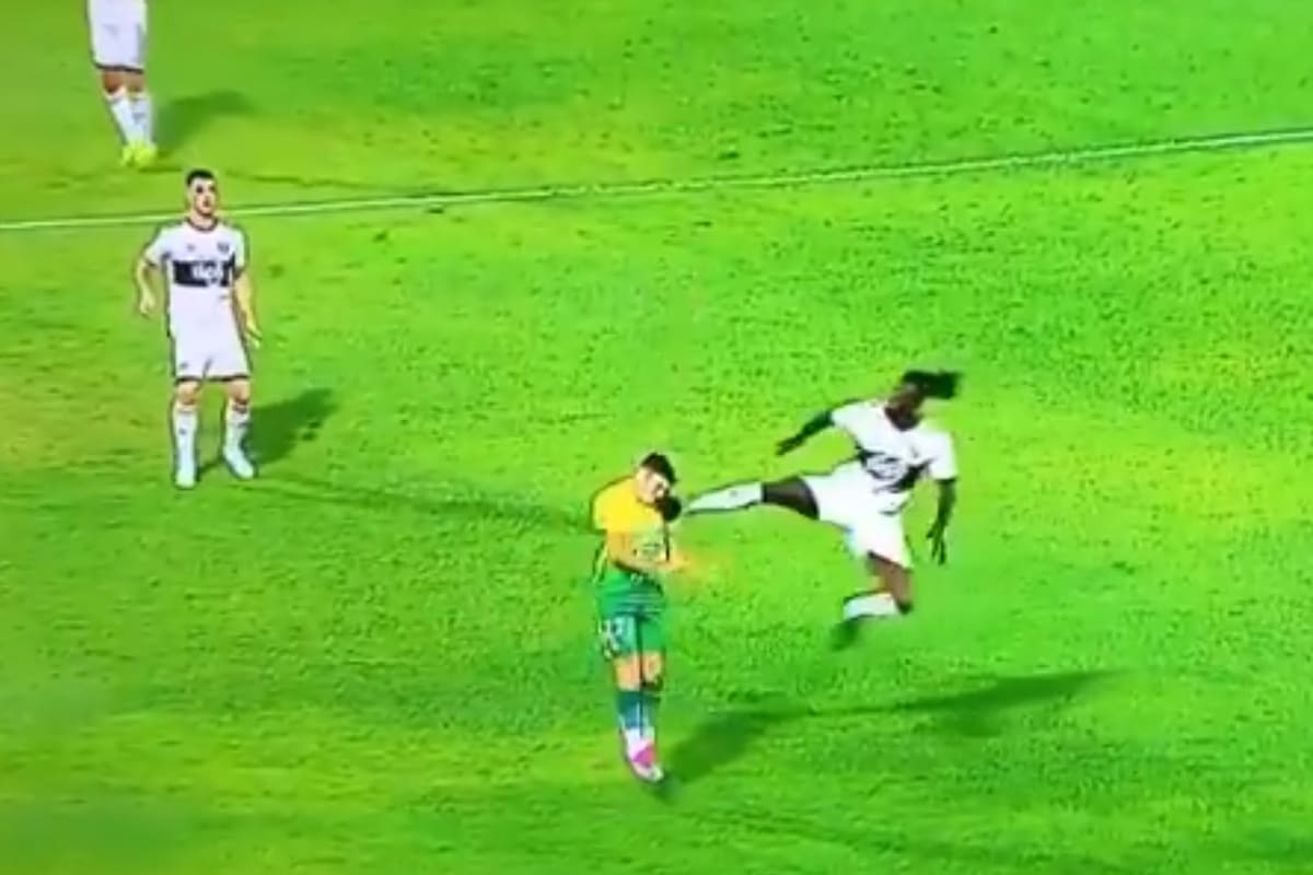 Patada criminal de Adebayor