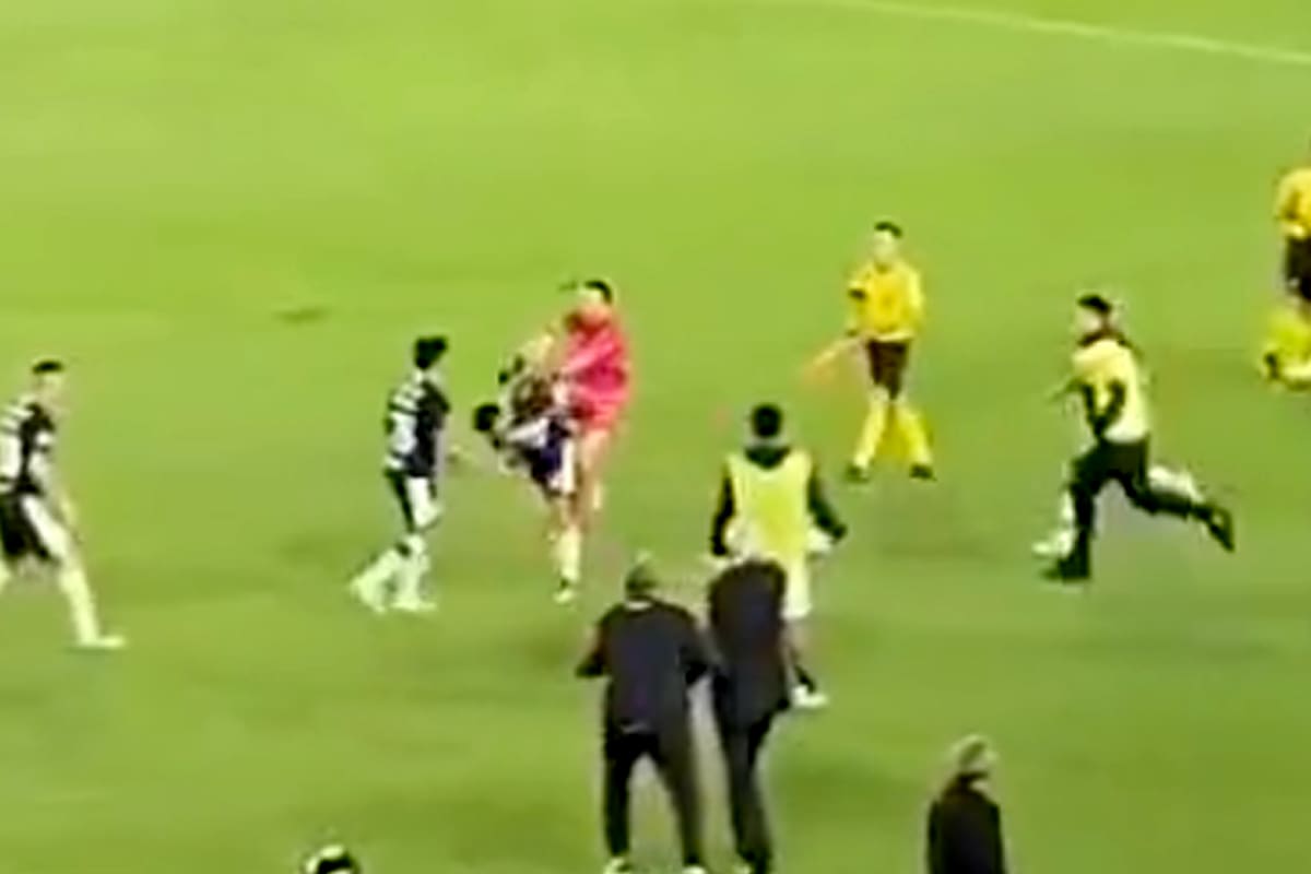 Patada que le da uno de los arqueros de Universitario a un jugador de Gimnasia de La Plata por la copa Sudamericana