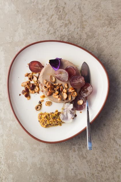 Paté de conejo, uvas frescas, mostaza casera y avellanas.