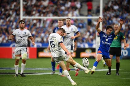Patea el fullback Anthony Bouthier, autor del excelente tercer try de Montpellier; el conjunto del sur de Francia cuenta con varias estrellas, producto del dinero que destina Altrad al club.
