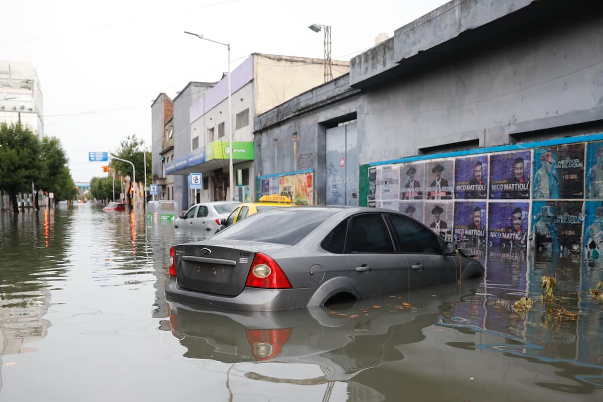 Patentes perdidas en medio del agua debido al fuerte temporal que azota al Área Metropolitana de Buenos Aires (AMBA)