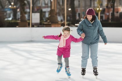 Patinar sobre hielo en familia