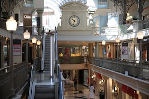Un shopping porteño deberá indemnizar a una mujer que se cayó de una escalera mecánica