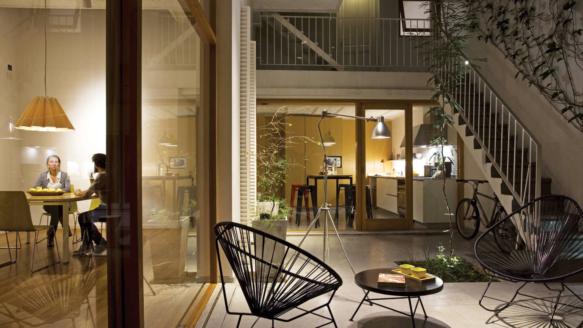 Patio central de una casa chorizo de 1939 en Coghlan diseñada por Broon Arquitectura.