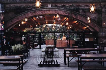 Patio cervecero bajo los arcos del Paseo de la Infanta