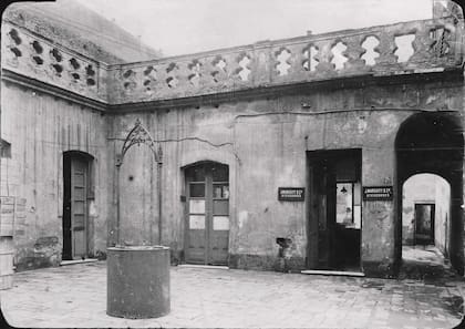 Patio con aljibe, rastro de un pasado colonial que se perdió en la ciudad, en una casona de Reconquista y Sarmiento. 1911.