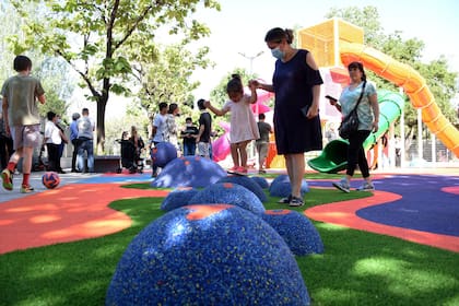 Patio de juegos amigable con el autismo en la plaza Mafalda