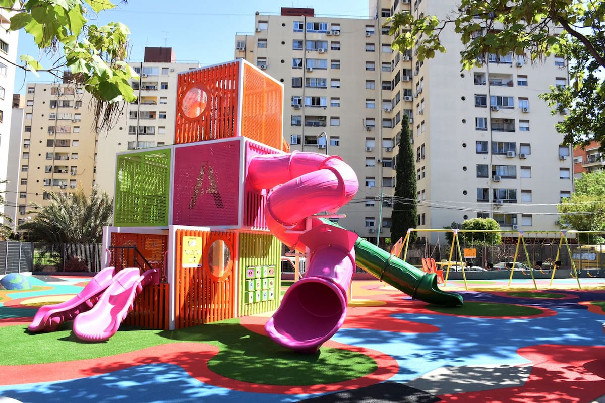 Patio de juegos amigable con el autismo en la plaza Mafalda