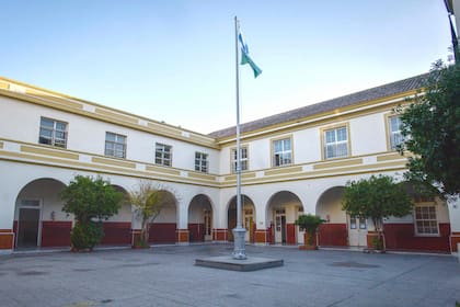 Patio del colegio al que fue el Dibu en Mar del Plata
