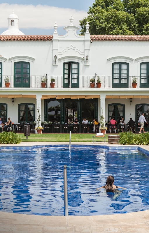 Patios del Cafayate tiene muy buena pileta y habitaciones amplias.