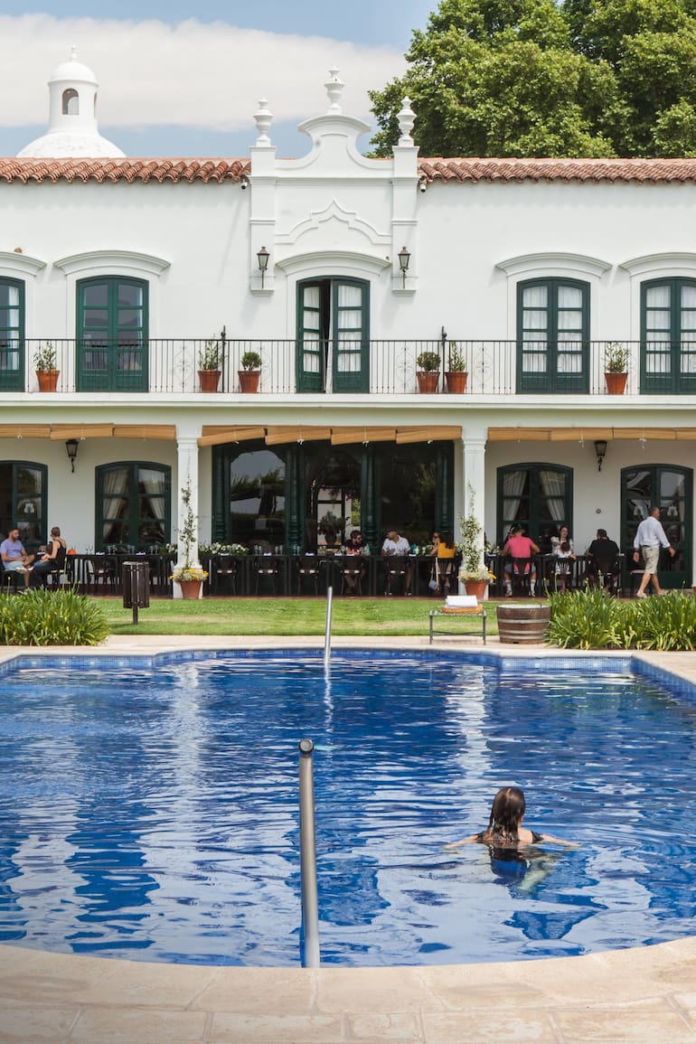 Patios del Cafayate tiene muy buena pileta y habitaciones amplias.