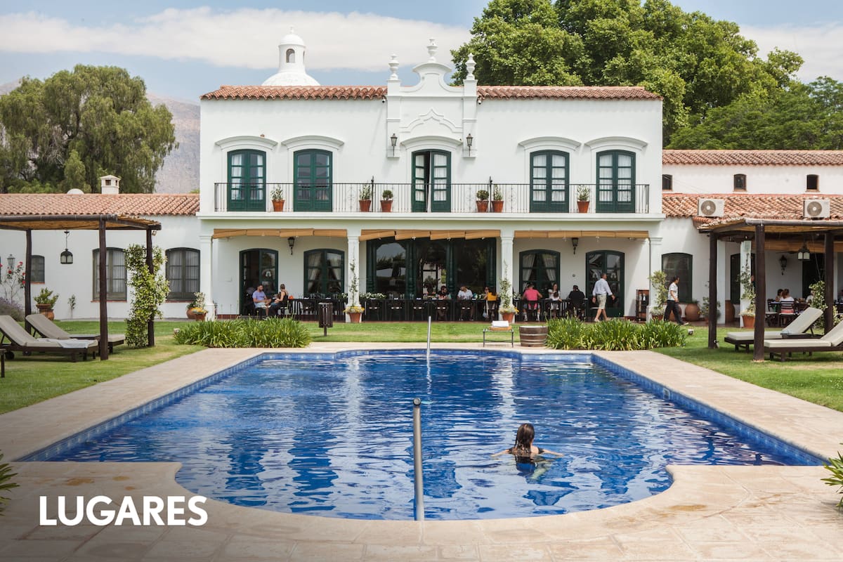 Patios del Cafayate tiene muy buena pileta y habitaciones amplias.
