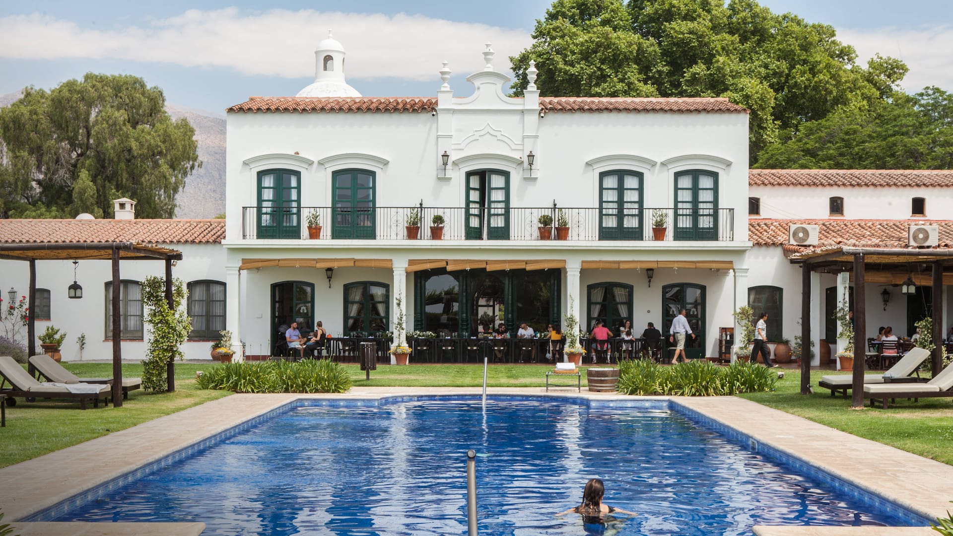 Patios del Cafayate tiene muy buena pileta y habitaciones amplias.