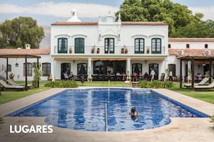 Patios del Cafayate tiene muy buena pileta y habitaciones amplias.