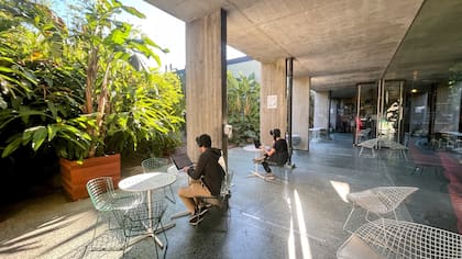 Patios, terrazas y parques forman parte de la lista de "lo que hay que ofrecer" hoy en día en un espacio de trabajo colaborativo que se renta por horas, días, semana o mes
