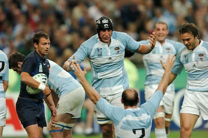 Pato Albacete en el festejo ante el local, Francia, en el partido inaugural