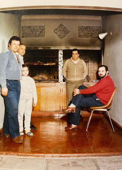 Pato con su padre y sus tíos en el ritual del asado