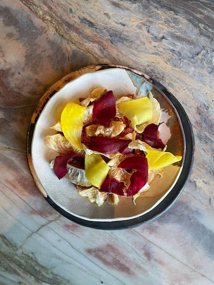 Pato, horseradish y raíces, uno de los nuevos platos de Olluco.