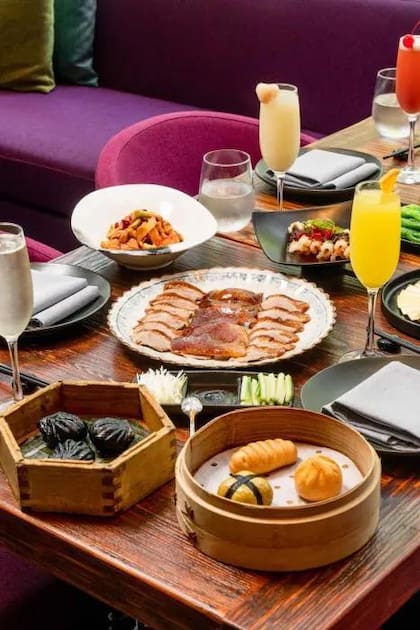 Pato laqueado y dumplings de camarón y trufa, alguna de las delicias del norte de China en Hutong