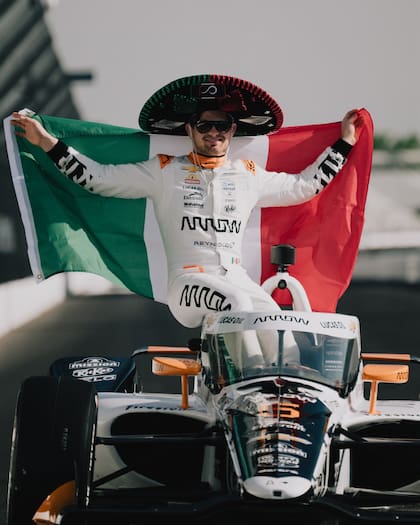 Pato O'Ward presume la bandera de México al finalizar el circuito (X/@PatricioOWard)