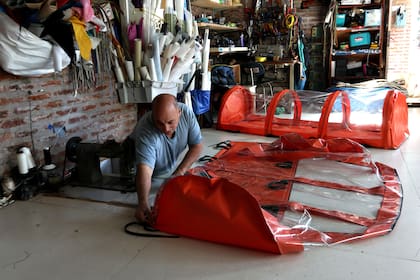 Pato Sala en su taller, termina la segunda caja de traslado o cápsula de traslado para personas infectadas con coronavirus
