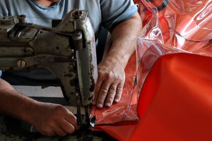 Las manos de Pato Sala en su taller, en acción