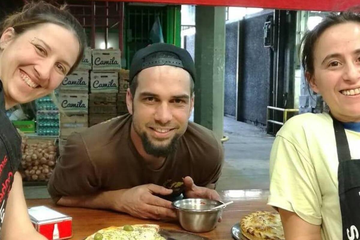 Romi y Pato en su puesto del Mercado Central.