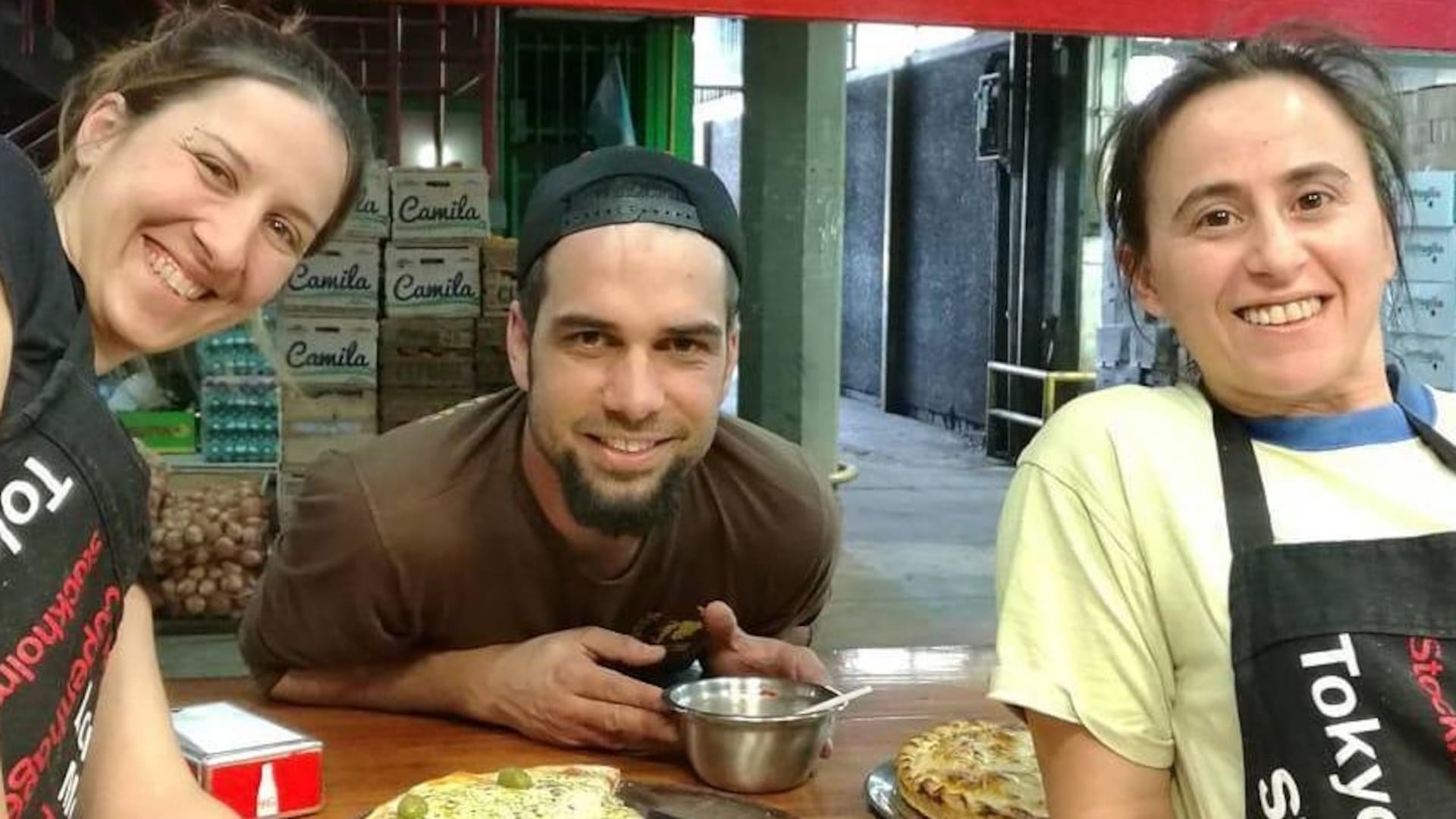 Romi y Pato en su puesto del Mercado Central.
