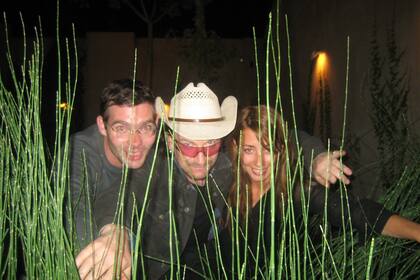 Pato y Tom con Bono en el jardín de Home