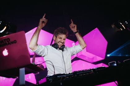 Pato Zambrano, el DJ de Recoleta que casi va preso por pasar música desde su balcón