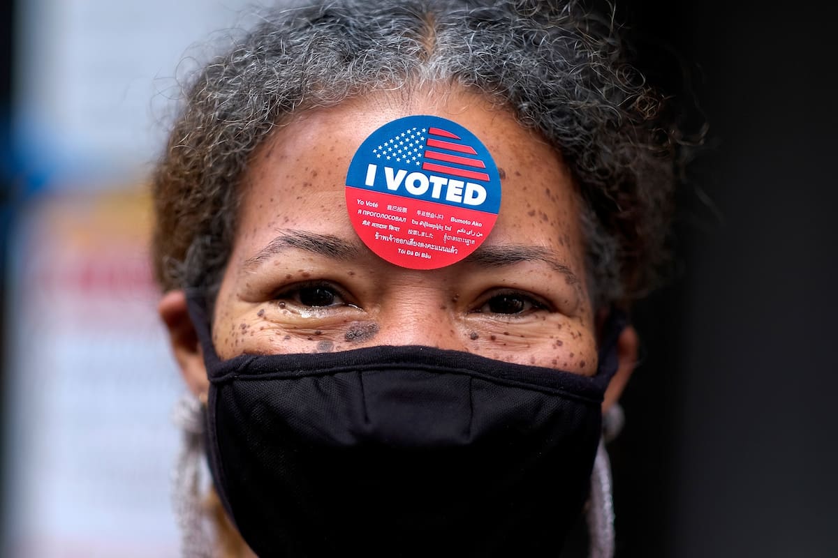 Patrice Quinn, de 50 años, con un sticker en la frente que dice que ya emitió su voto, en Los Ángeles, California