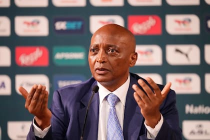 Patrice Tlhopane Motsepe, presidente de la Confederación Africana de Fútbol, conversa durante una conferencia de prensa de cara a la Copa Africana de Naciones, en Abiyán, Costa de Marfil, el viernes 12 de enero de 2024. (AP Foto/Sunday Alamba)