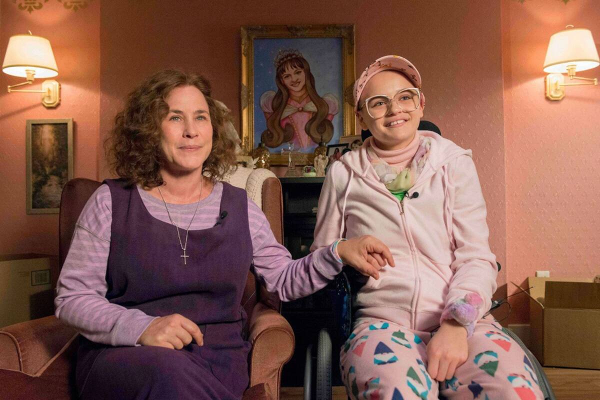 Patricia Arquette y Joey King en The Act, una de las bioseries recomendadas para ver en cuarentena