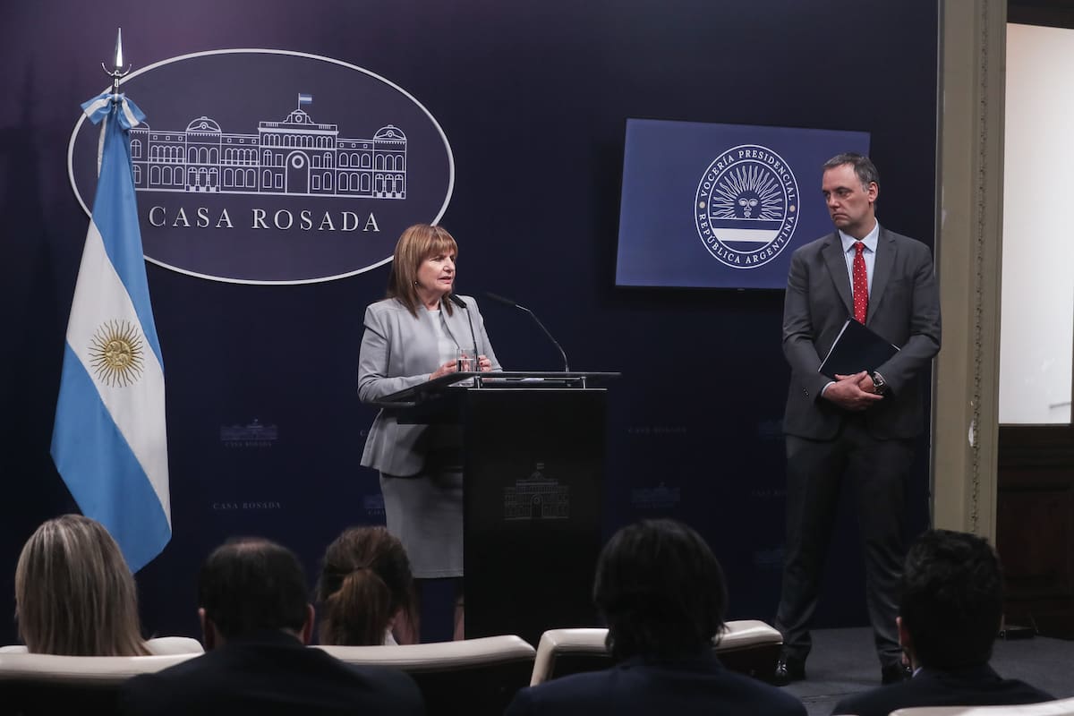 Patricia Bullric y Manuel Adorni en la conferencia en la Casa Rosada