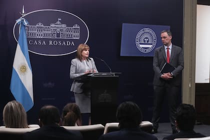 Patricia Bullric y Manuel Adorni en la conferencia en la Casa Rosada