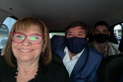Patricia Bullrich camino a la presentación del libro de Mauricio Macri