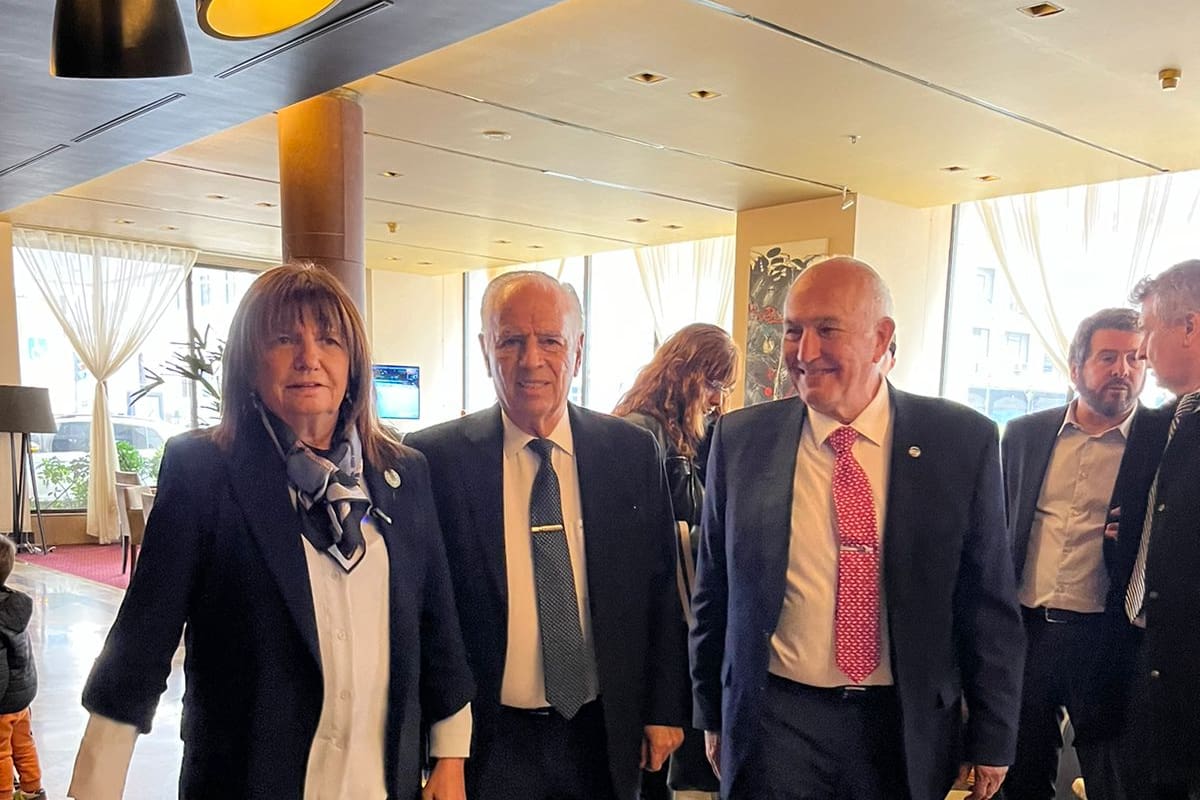 Patricia Bullrich, con Alejandro Bulgheroni y Gustavo Smidt, al ingresar al Club del Petróleo