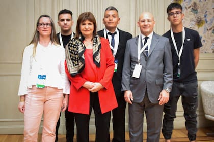 Patricia Bullrich con Paulina Mayol, Luis Chocobar, los hijos de Roberto Sabo el kiosquero asesinado en Ramos Mejía