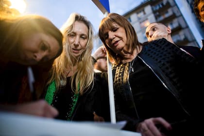 Patricia Bullrich durante su afiliación a LLA con Karina Milei.