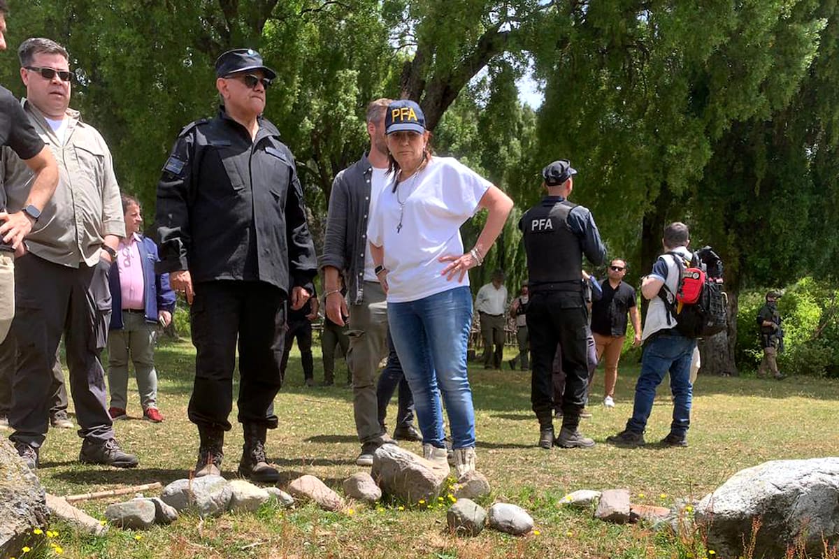 Patricia Bullrich, durante un operativo de desalojo en el Parque Nacional Los Alerces