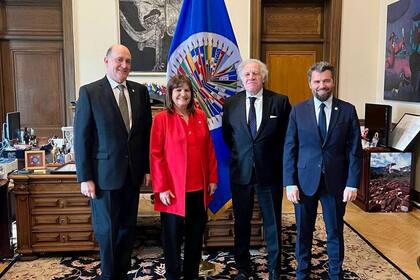 Patricia Bullrich, en la reunión con el secretario general de la Organización de Estados Americanos (OEA), Luis Almagro, en Washington