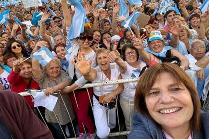 Patricia Bullrich en una selfie con el público