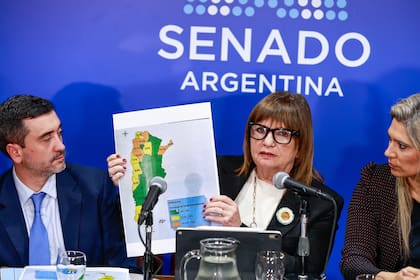 Patricia Bullrich exhibe un mapa, al hablar de la extranjerización de tierras