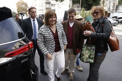 Patricia Bullrich ingresando al senado