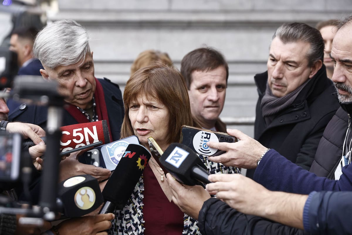 Patricia Bullrich ingresando al senado