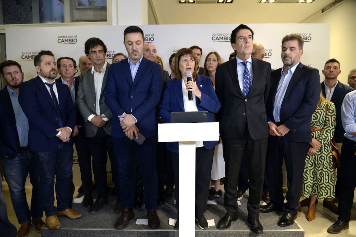Patricia Bullrich junto a Carlos Melconian y dirigentes de JxC durante la conferencia que se organizó para hablar de la crisis económica
